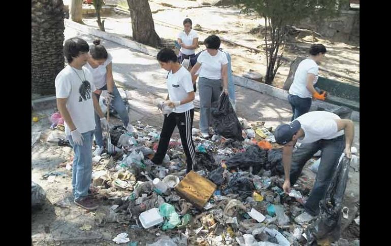 Brigadistas depositan los desechos en bolsas y costales; también los clasifican en vidrios, plásticos y basura en general. ESPECIAL  /