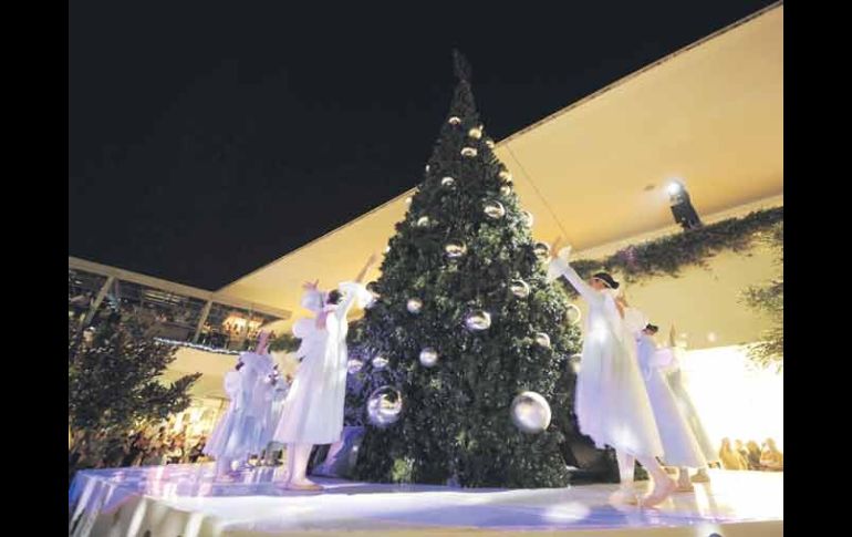 Más de 400 familias observaron el encendido del árbol de Navidad.  /