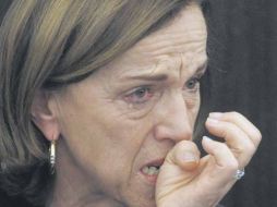 La ministra italiana de Bienestar, Elsa Fornero, llora tras explicar una de las medidas económicas que afecta a los pensionados. AP  /