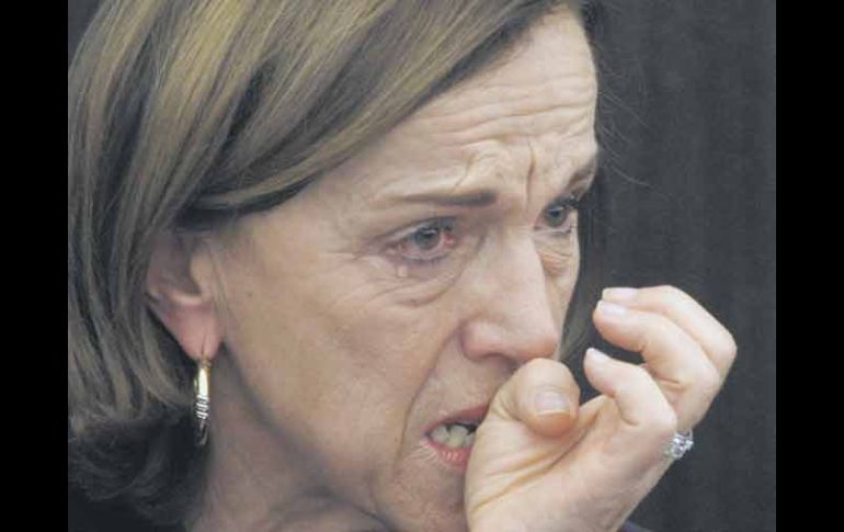 La ministra italiana de Bienestar, Elsa Fornero, llora tras explicar una de las medidas económicas que afecta a los pensionados. AP  /