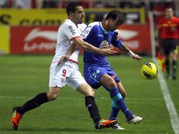 El defensa del Getafe, Valera (D), protege el balón ante el delantero del Sevilla, Álvaro Negredo durante el encuentro . EFE  /