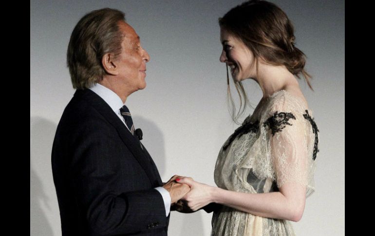 El reconocido modisto fue acompañado por Anne Hathaway. REUTERS  /