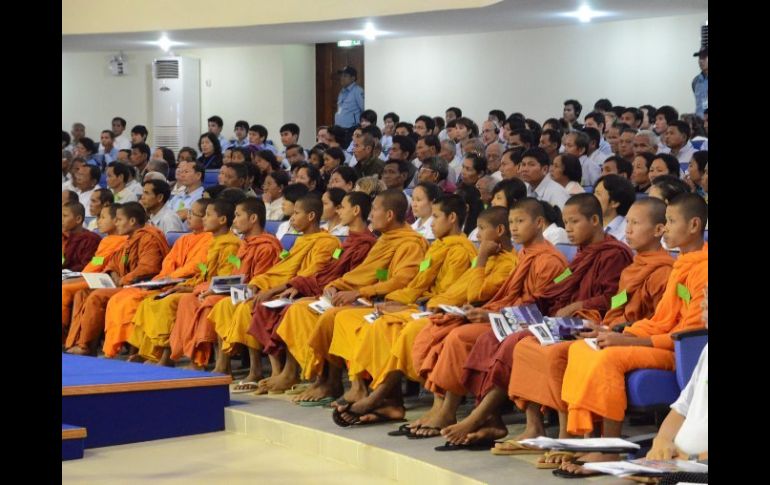 Asistentes al juicio de los miembros del Jemer Rojo en Phnom Penh. EFE  /