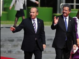 El presidente de República Dominicana, Leonel Fernández (d), saluda junto a su homólogo mexicano, Felipe Calderón (i). EFE  /