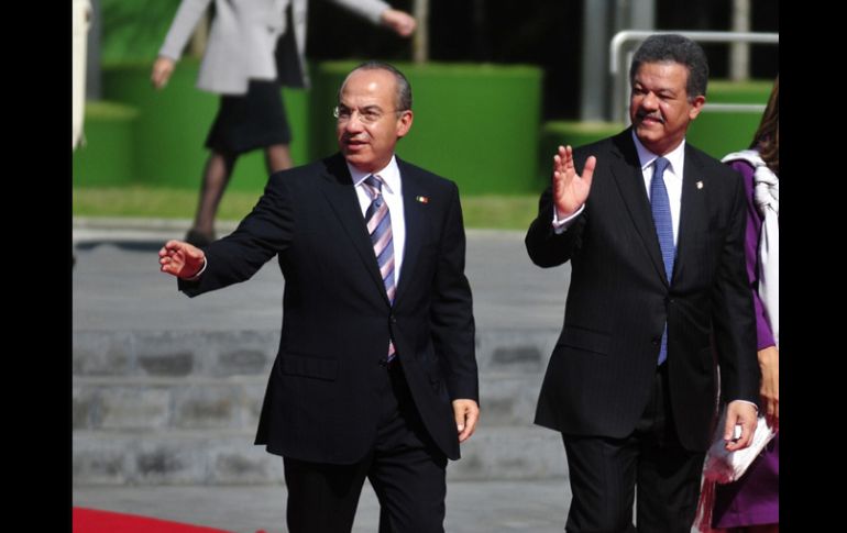 El presidente de República Dominicana, Leonel Fernández (d), saluda junto a su homólogo mexicano, Felipe Calderón (i). EFE  /