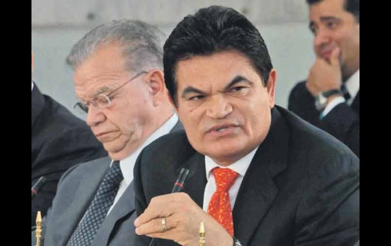 Mario López (derecha), gobernador de Sinaloa, habla durante la reunión. EL UNIVERSAL  /