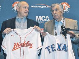 Nolan Ryan, copropietario de los Rangers de Texas y Roberto Mansur, presidente de los Diablos Rojos del México. AP  /