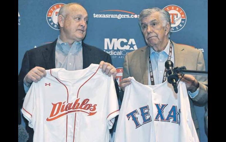 Nolan Ryan, copropietario de los Rangers de Texas y Roberto Mansur, presidente de los Diablos Rojos del México. AP  /