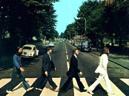 El traje blanco que porta Lennon en la célebre portada de Abbey Road, alcanzó un precio de 46 mil dólares. ARCHIVO  /