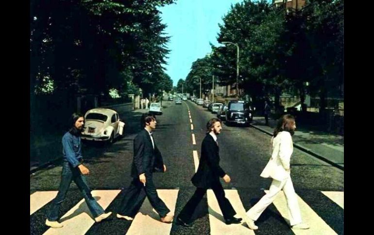 El traje blanco que porta Lennon en la célebre portada de Abbey Road, alcanzó un precio de 46 mil dólares. ARCHIVO  /