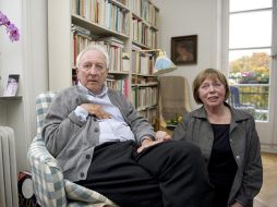 Tomas Tranströmer y su esposa Monica tras recibir la noticia del galardón. REUTERS  /