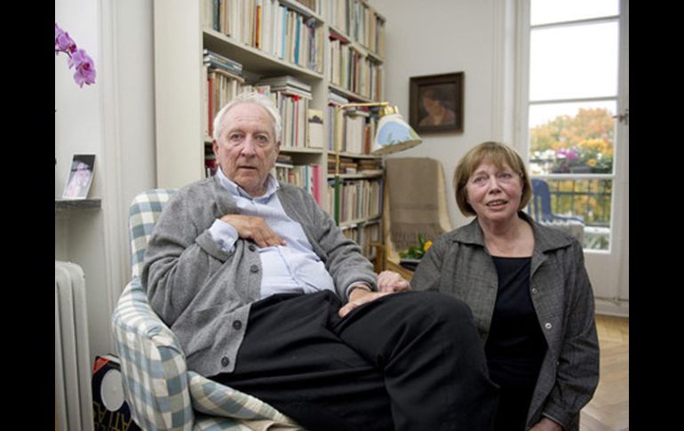 Tomas Tranströmer y su esposa Monica tras recibir la noticia del galardón. REUTERS  /