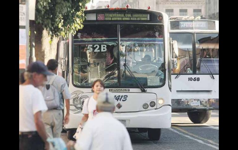 Autoridades prevén que el transporte público utilice gas natural, con la intención de reducir las emisiones contaminantes.  /