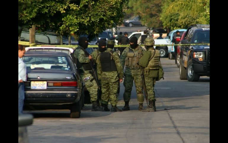 En la vivienda localizaron fusil AR-15, cargadores abastecidos del calibre .223, así como un misil antiaéreo. ESPECIAL  /