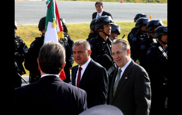 En la imagen el embajador de Estados Unidos en México, Anthony Wayne y el titular de la Policía Federal, Genaro García. EL UNIVERSAL  /