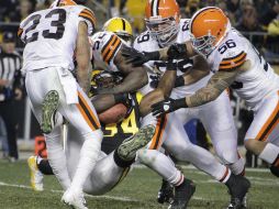 Rashad Mendenhall fue muy maltratado por la defensa de Cleveland. AP  /