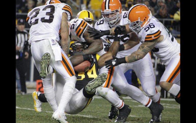 Rashad Mendenhall fue muy maltratado por la defensa de Cleveland. AP  /