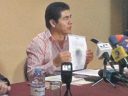 El ex alcalde de Tlajomulco, Antonio Tatengo Ureña, muestra la resolución del juez sexto de distrito en materia penal. ESPECIAL  /