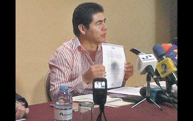 El ex alcalde de Tlajomulco, Antonio Tatengo Ureña, muestra la resolución del juez sexto de distrito en materia penal. ESPECIAL  /