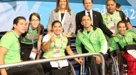 Zabala alargó la ceremonia para reconocer personalmente a cada uno de los atletas. ESPECIAL  /