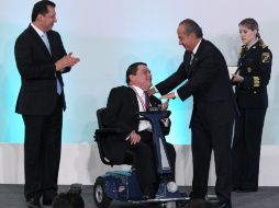 Felipe Calderón entrega el Premio Nacional de Derechos Humanos 2011 a Federico Manuel Fleischmann Loredo. NTX  /