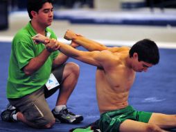 El gimnasta mexicano Daniel Corral participa en una práctica de cara al abierto mexicano de gimnasia. EFE  /