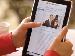 Los lectores están acostumbtrándose a las tabletas digitales, sin embargo las generaciones de mayor edad prefieren el impreso. ARCHIVO  /