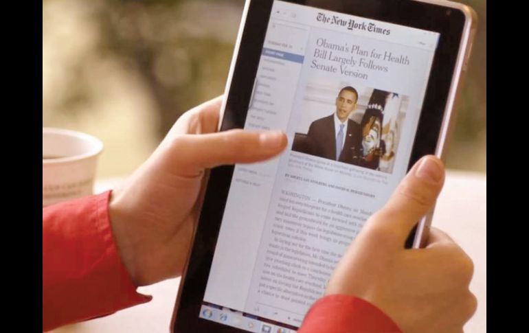 Los lectores están acostumbtrándose a las tabletas digitales, sin embargo las generaciones de mayor edad prefieren el impreso. ARCHIVO  /