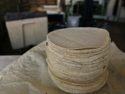 En algunos establecimientos, el precio de la tortilla se aumentó de manera injustificada de 13 a 15 pesos y de 14 a 16 pesos. ARCHIVO  /