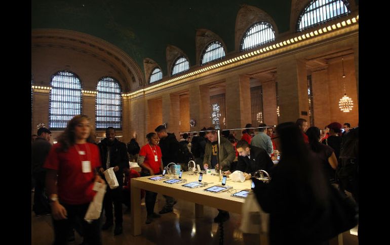 La tienda ocupa la mitad del piso superior del vestíbulo de la estación Grand Central, una de las más transitadas del mundo. AFP  /