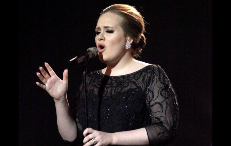 Las ventas del reciente material de Adele, 21, alcanzó ventas de 3.4 millones de copias en la Gran Bretaña. AP  /