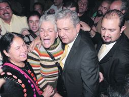 Andrés Manuel López Obrador abraza a una de sus simpatizantes. NTX  /