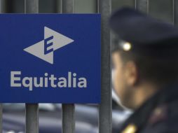 Un oficial de policía vigila en la sede de una filial de la empresa pública italiana Equitalia. EFE  /