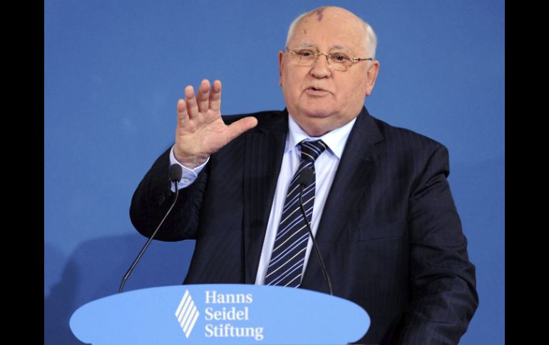 El expresidente soviético Mijaíl Gorbachov pronuncia un discurso tras recibrir en Múnich el galardón Franz-Josef-Strauß. EFE  /