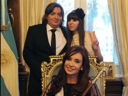 La presidenta argentina, Cristina Fernández de Kirchner (c), posa con sus hijos, Máximo (i) y Florencia (d) .EFE  /