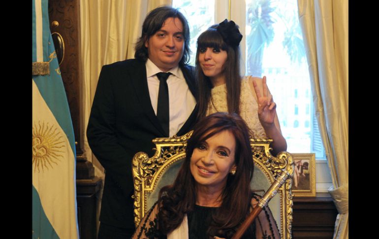 La presidenta argentina, Cristina Fernández de Kirchner (c), posa con sus hijos, Máximo (i) y Florencia (d) .EFE  /