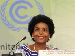 La ministra sudafricana, Maite Nkoana-Mashabane, que habla con la prensa sobre el estado de las negociaciones de la cumbre. EFE  /