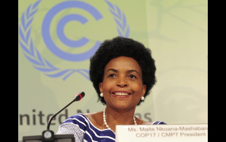 La ministra sudafricana, Maite Nkoana-Mashabane, que habla con la prensa sobre el estado de las negociaciones de la cumbre. EFE  /