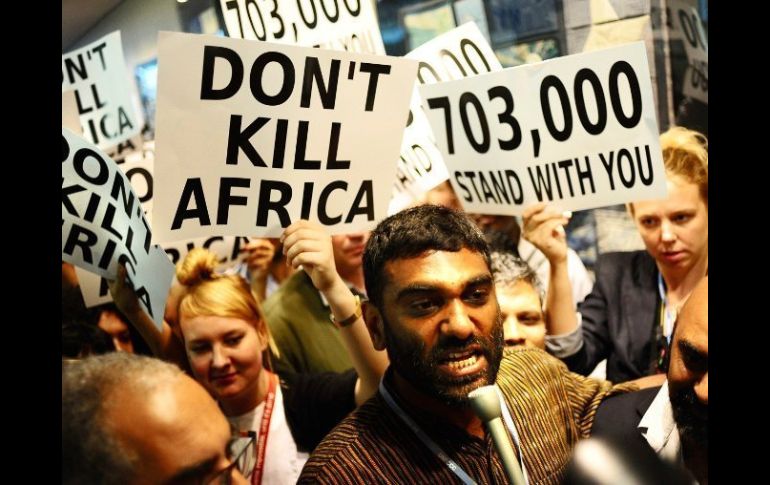 Activistas de Greenpeace en la XVII Cumbre de la ONU sobre Cambio Climático de Durban. EFE  /