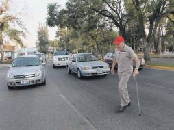 El cruce peatonal en la Glorieta Chapalita es complicado debido a la carga vehicular que fluye por los cuatro carriles de circulación.  /