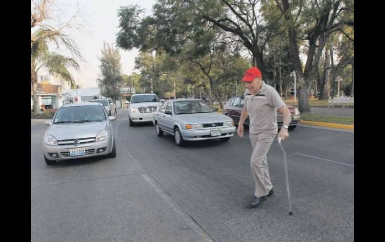 El cruce peatonal en la Glorieta Chapalita es complicado debido a la carga vehicular que fluye por los cuatro carriles de circulación.  /