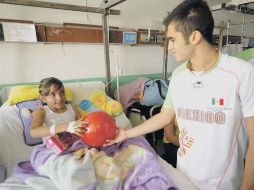 El clavadista Iván García fue uno de los deportistas que visitó a pacientes en el Hospital Civil.  /