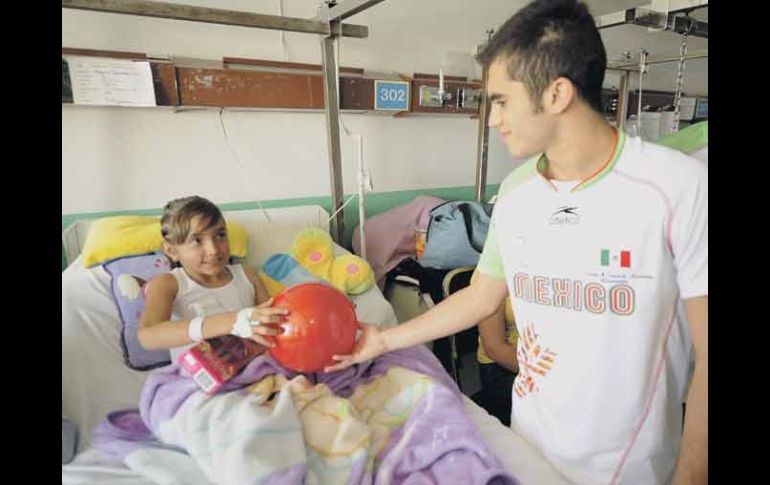 El clavadista Iván García fue uno de los deportistas que visitó a pacientes en el Hospital Civil.  /