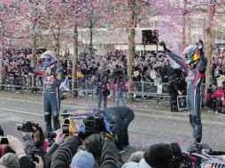 Mark Webber (izq.) y Sebastian Vettel (der.) fueron vitoreados durante el desfile celebrado en Milton Keynes, Inglaterra. REUTERS  /