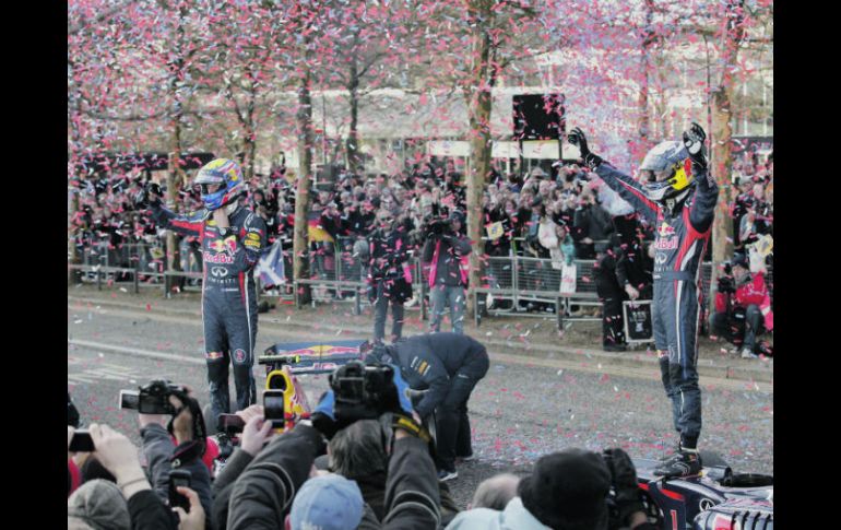 Mark Webber (izq.) y Sebastian Vettel (der.) fueron vitoreados durante el desfile celebrado en Milton Keynes, Inglaterra. REUTERS  /