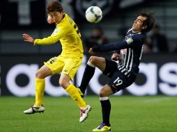 Ryoichi Kurisawa (i) del Kashiwa Reysol lucha por el balón contra César Delgado. REUTERS  /