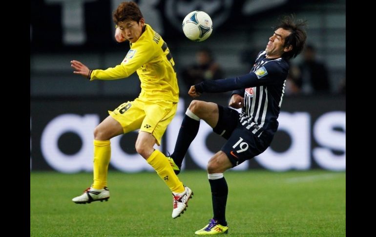 Ryoichi Kurisawa (i) del Kashiwa Reysol lucha por el balón contra César Delgado. REUTERS  /