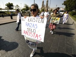 Cerca de 40 personas recorrieron la avenida Hidalgo, Laureles, hasta llegar a el Foro Alterno por la avenida Parres Arias.  /