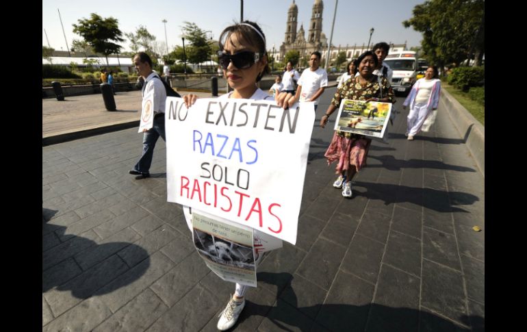 Cerca de 40 personas recorrieron la avenida Hidalgo, Laureles, hasta llegar a el Foro Alterno por la avenida Parres Arias.  /