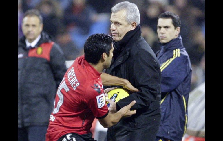 Javier Aguirre no encuentra la forma de que el Zaragoza gane. EFE  /